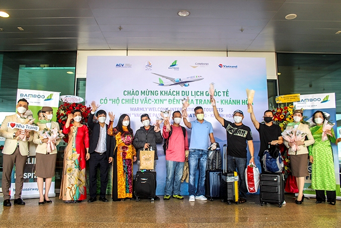 Le premier vol transportant des visiteurs étrangers munis de passeports vaccinaux à Khanh Hoa